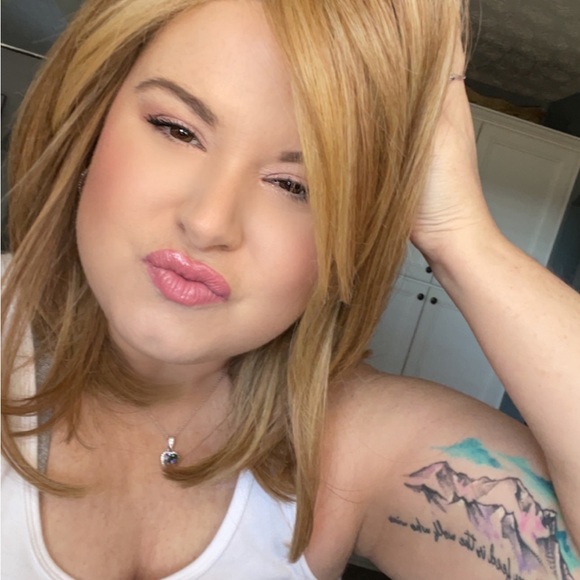 Meet your Posher, Cassandra - Picture 3 of 6